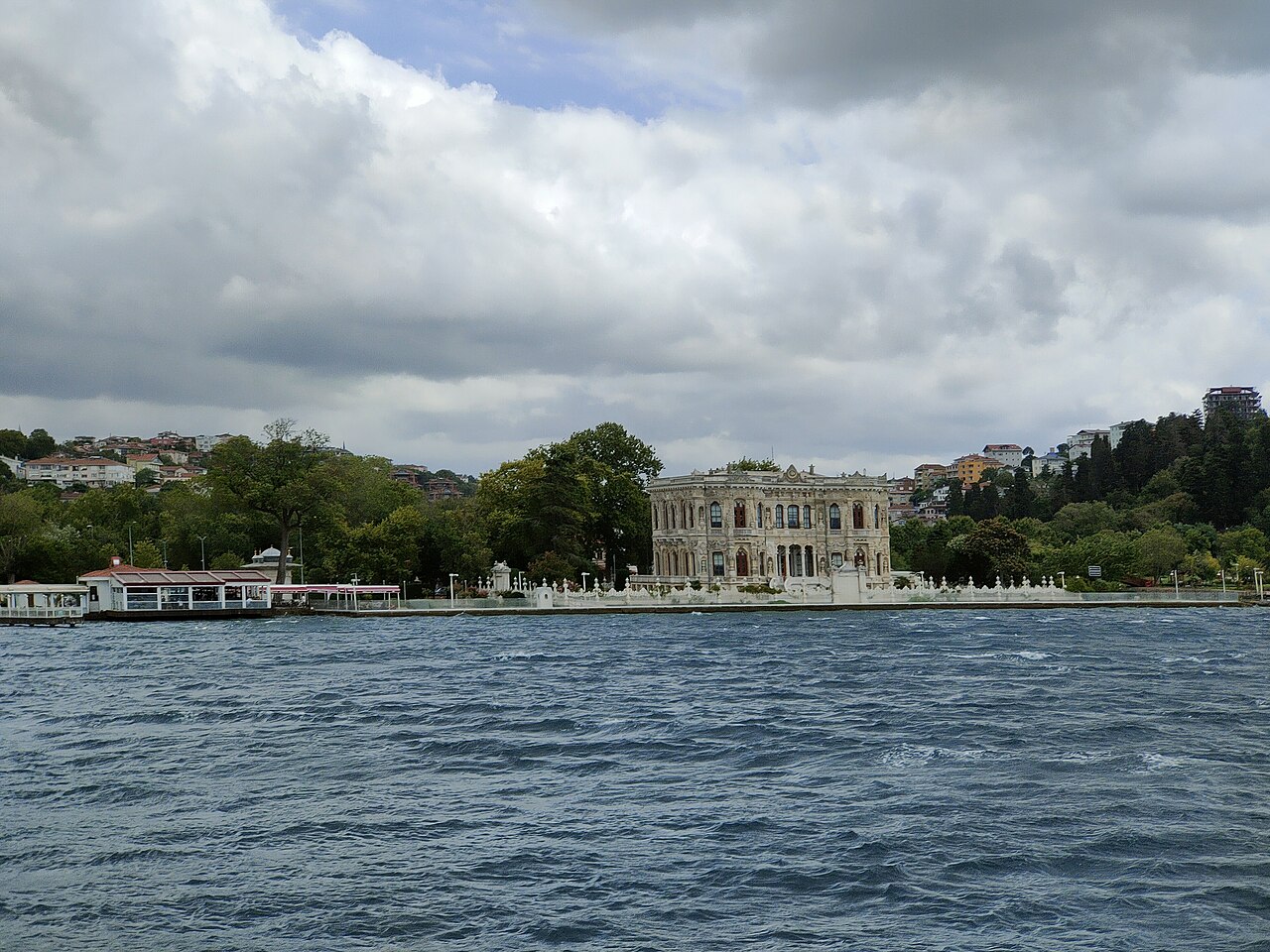 Le pavillon de Küçüksu vu depuis l'eau