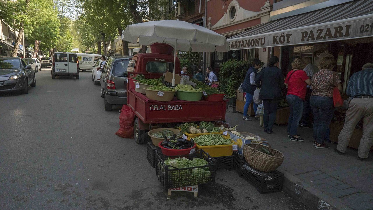 La rue İcadiye et le potager du quartier