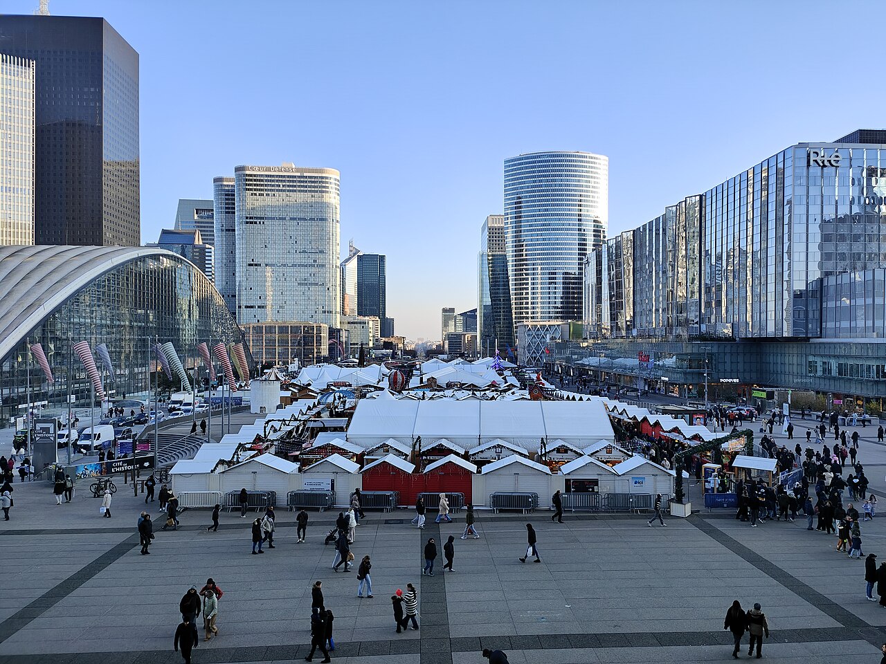Les chalets du marché de Noël sur le parvis de La Défense, en décembre 2025