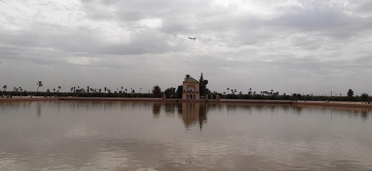 Le pavillon et le bassin de la Ménara sous un ciel d'hiver