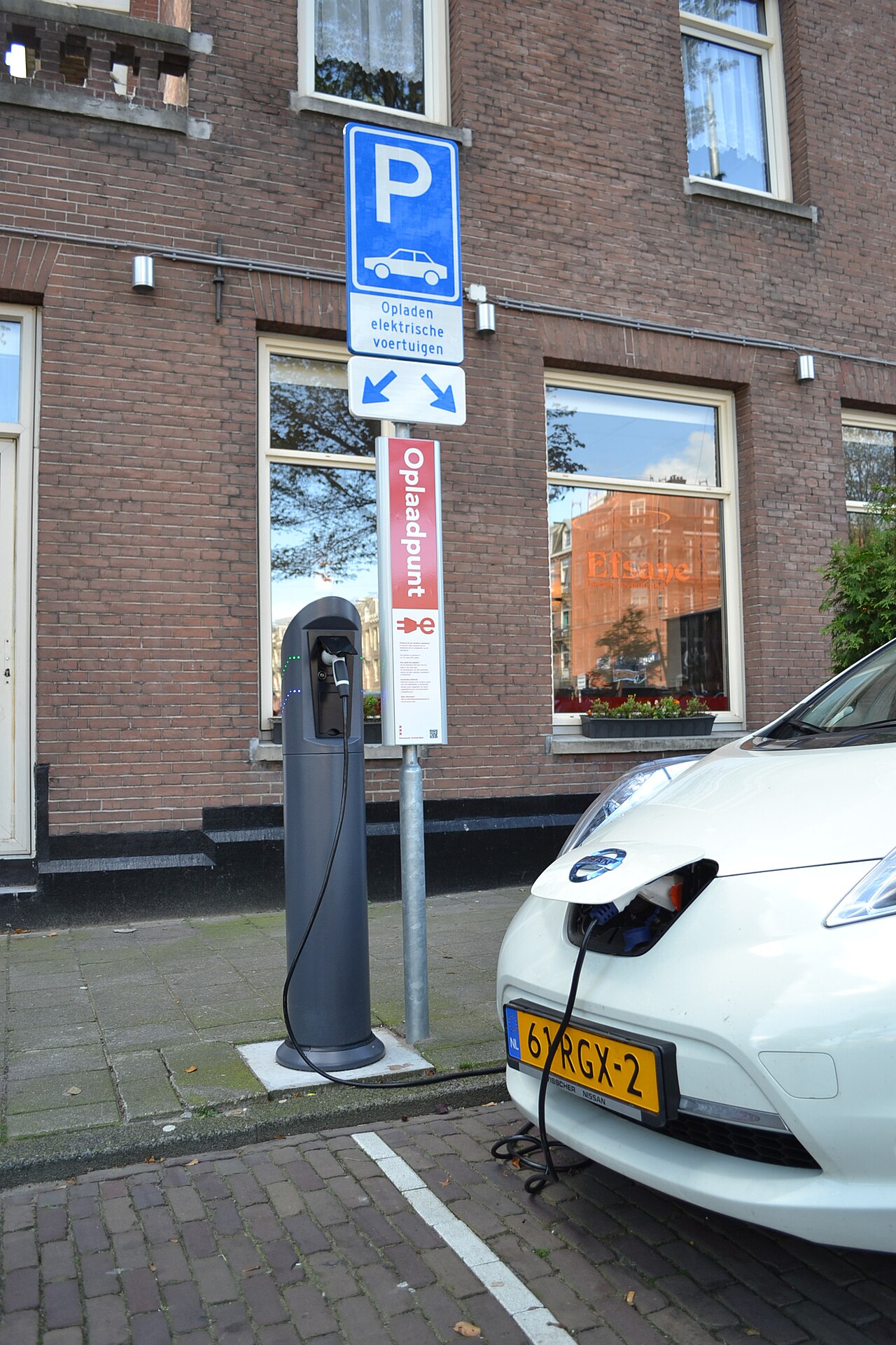 Borne de recharge publique dans une rue d'Amsterdam