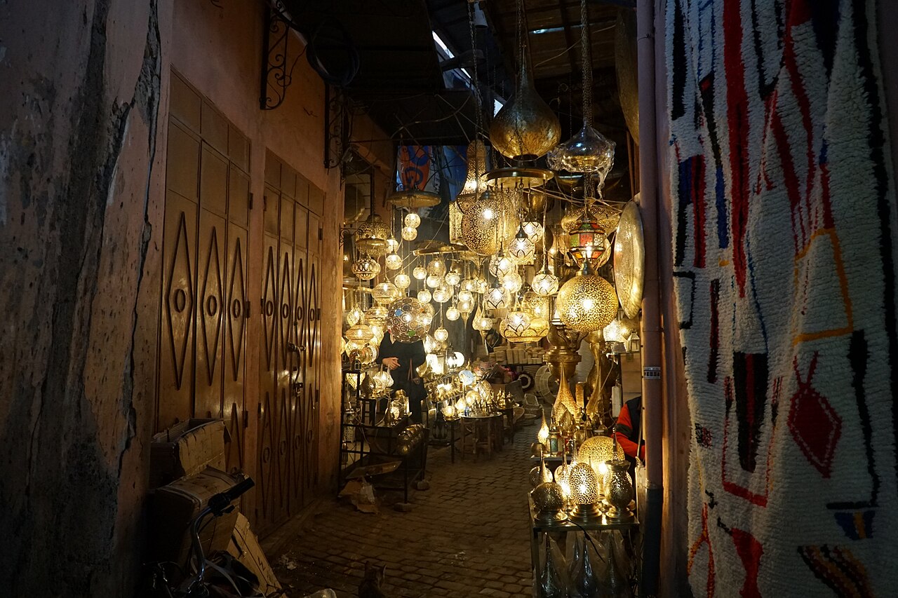 Boutique de lanternes dans une ruelle des souks de Marrakech