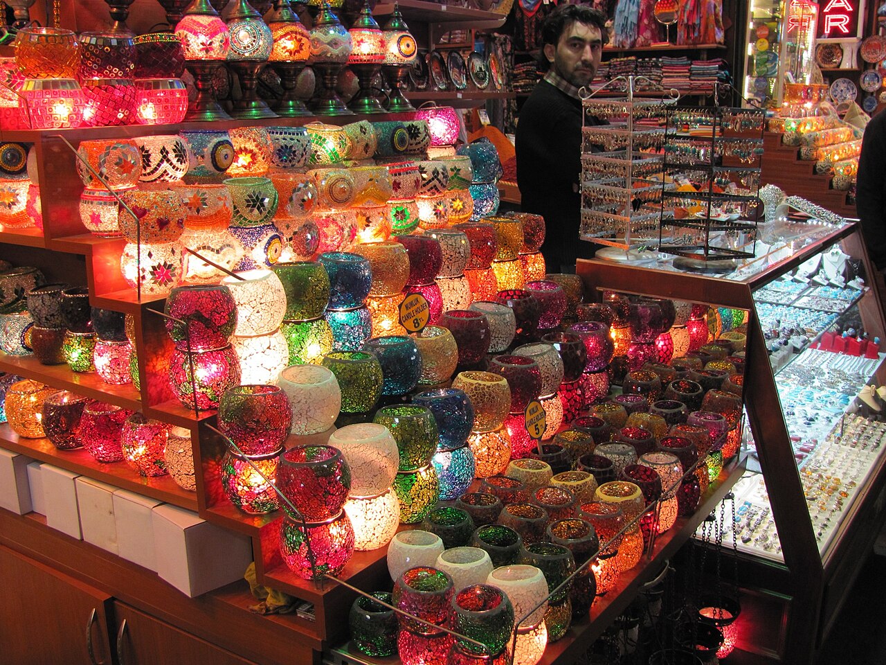 Grand Bazaar Istanbul: opening hours, layout and haggling tips