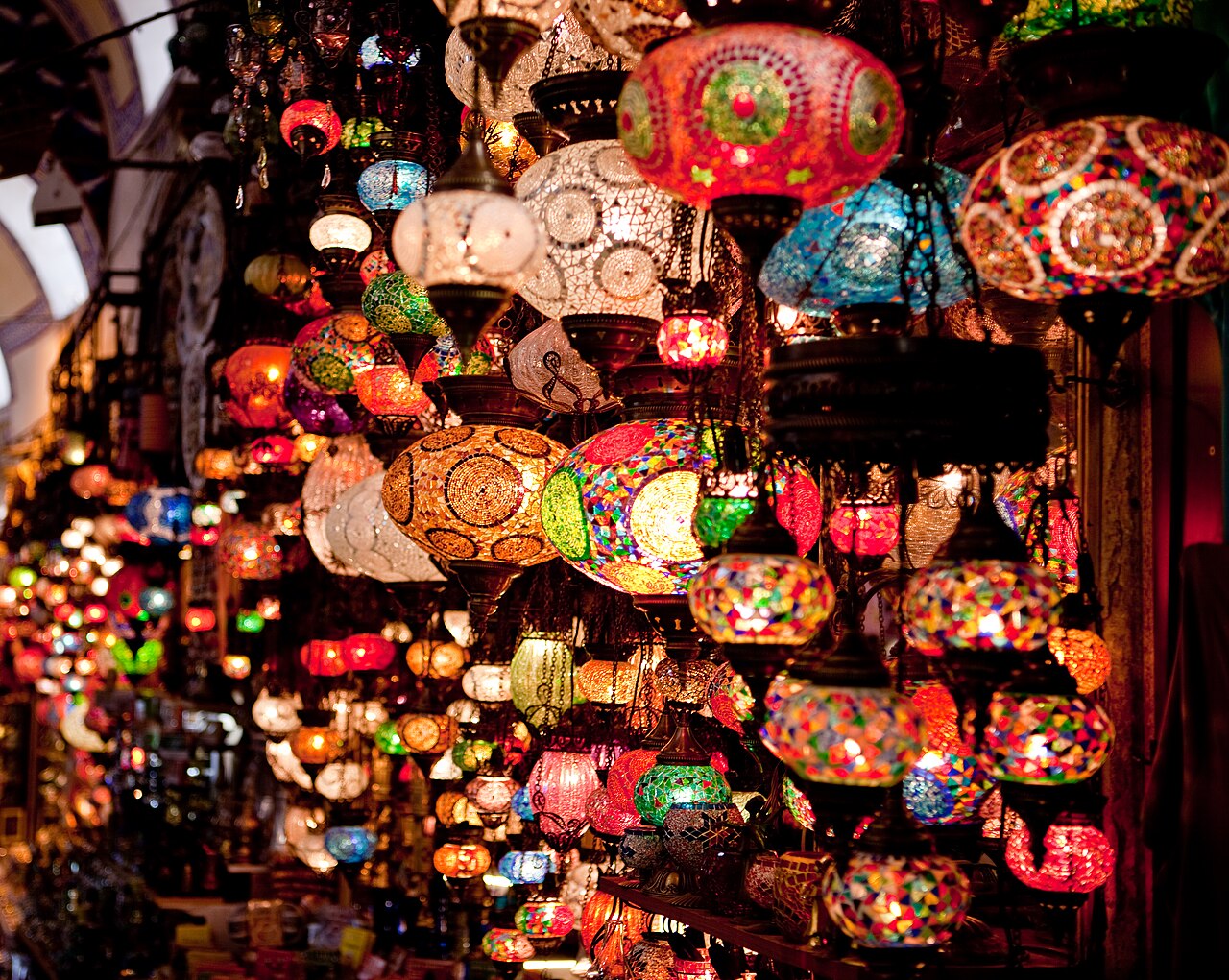 Lanternes en mosaïque de verre dans le Grand Bazar
