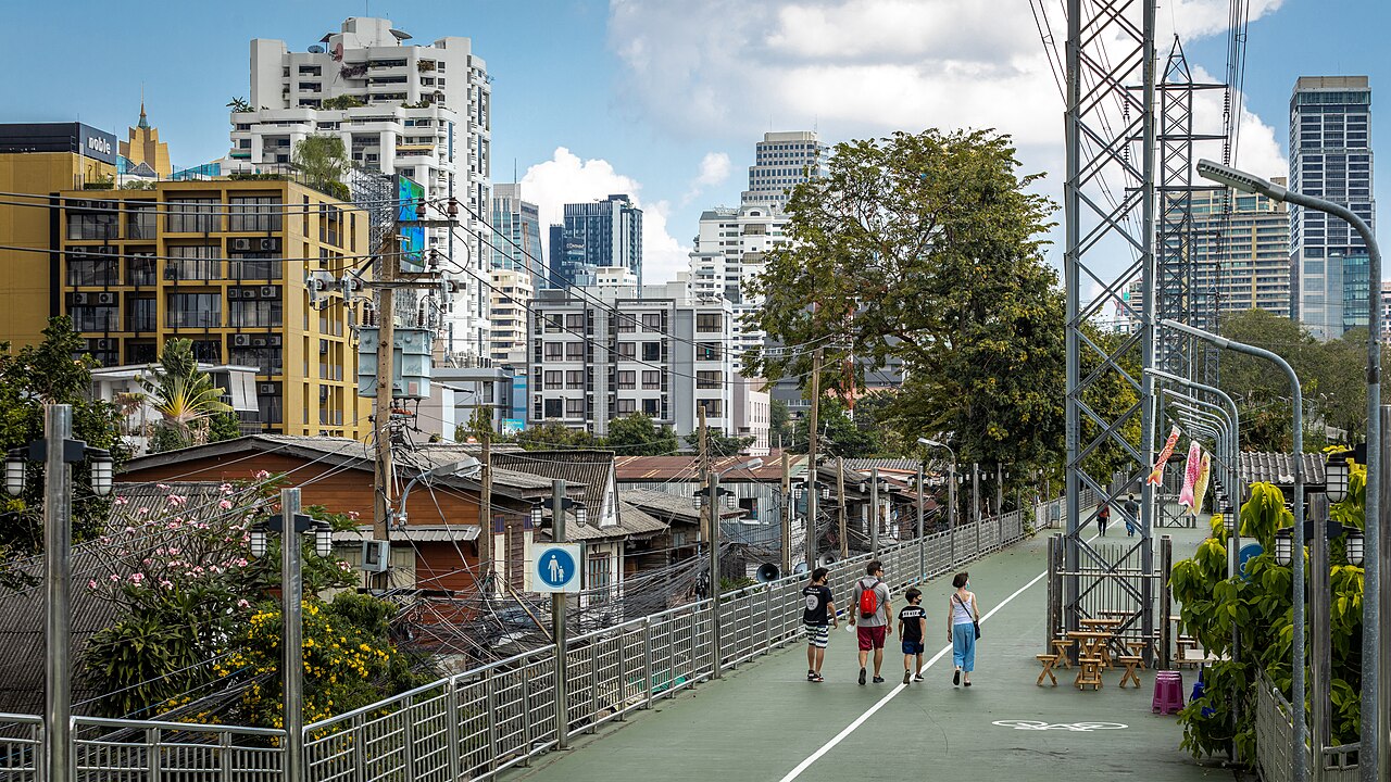 Benjakitti Park (Benchakitti): Bangkok's urban forest, skywalks and opening hours