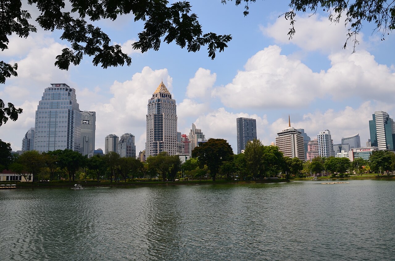 Le lac du parc Lumphini et les tours de Silom