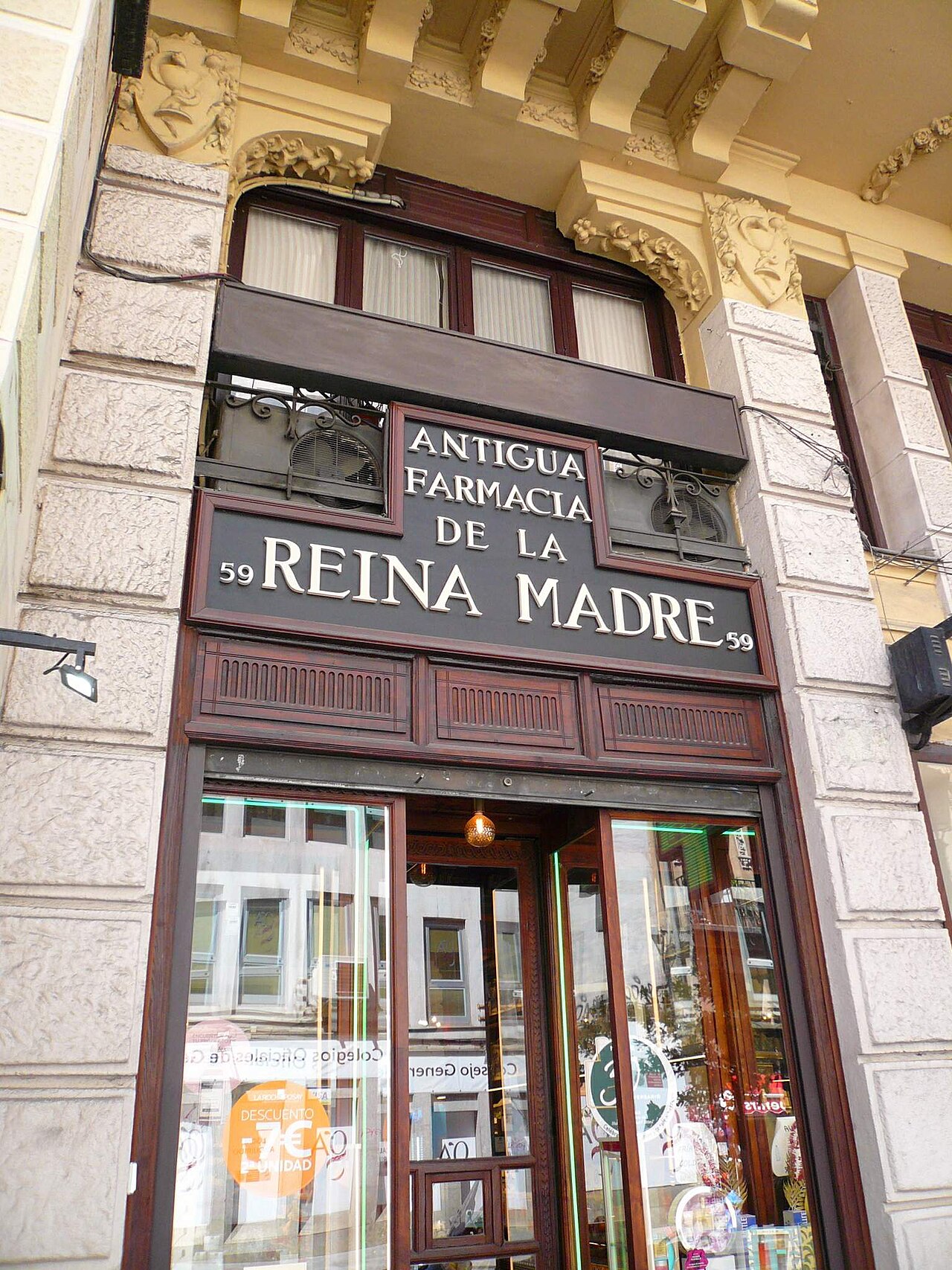 La façade de l'Antigua Farmacia de la Reina Madre, calle Mayor