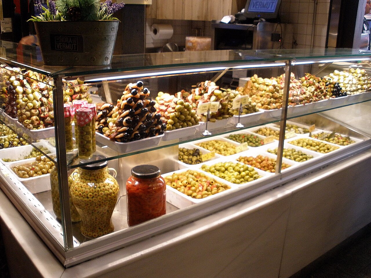 Étal d'olives et de conserves au marché de San Miguel