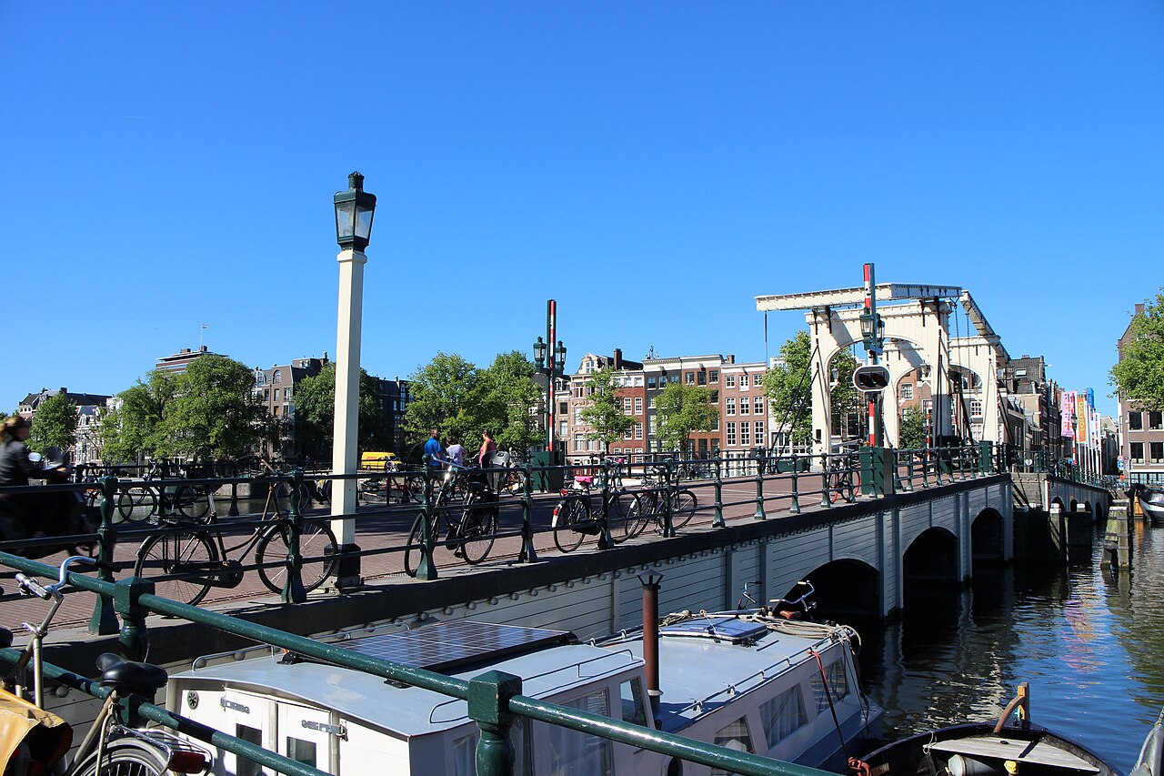 Magere Brug: de beroemde ophaalbrug over de Amstel