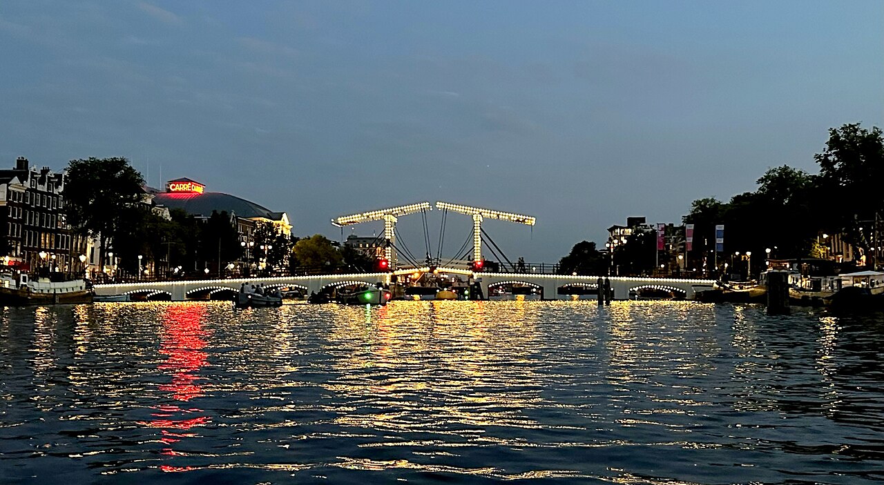 Magere Brug: de beroemde ophaalbrug over de Amstel