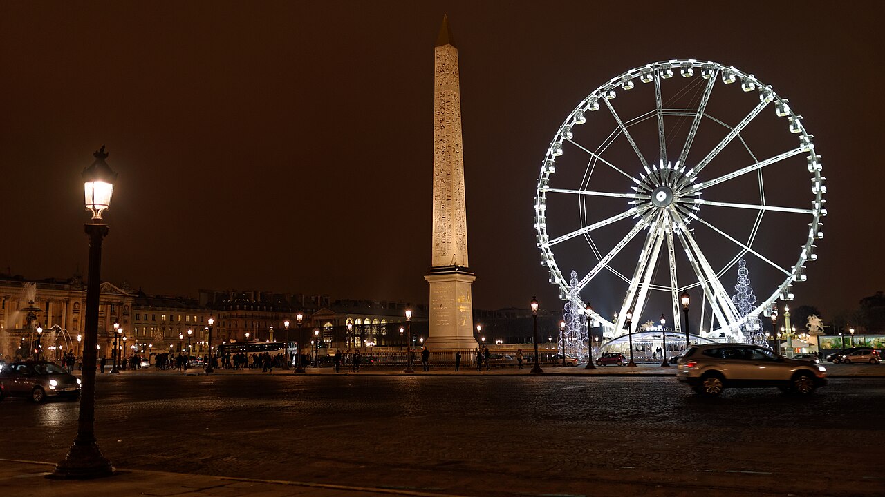 La place de la Concorde et sa grande roue illuminée un soir de décembre 2014