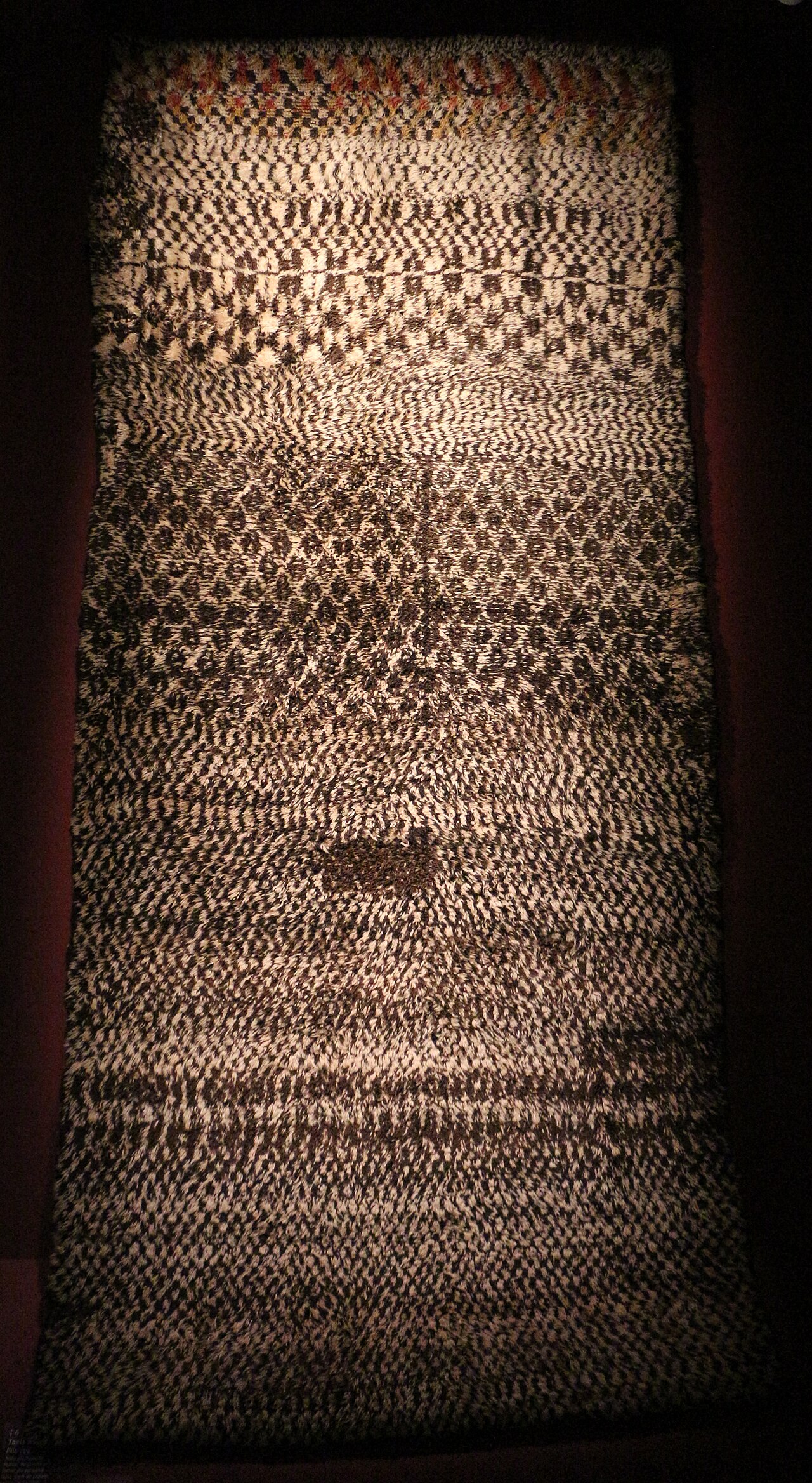 Tapis noué des Aït Ouarain, début du XXe siècle, exposé dans un musée