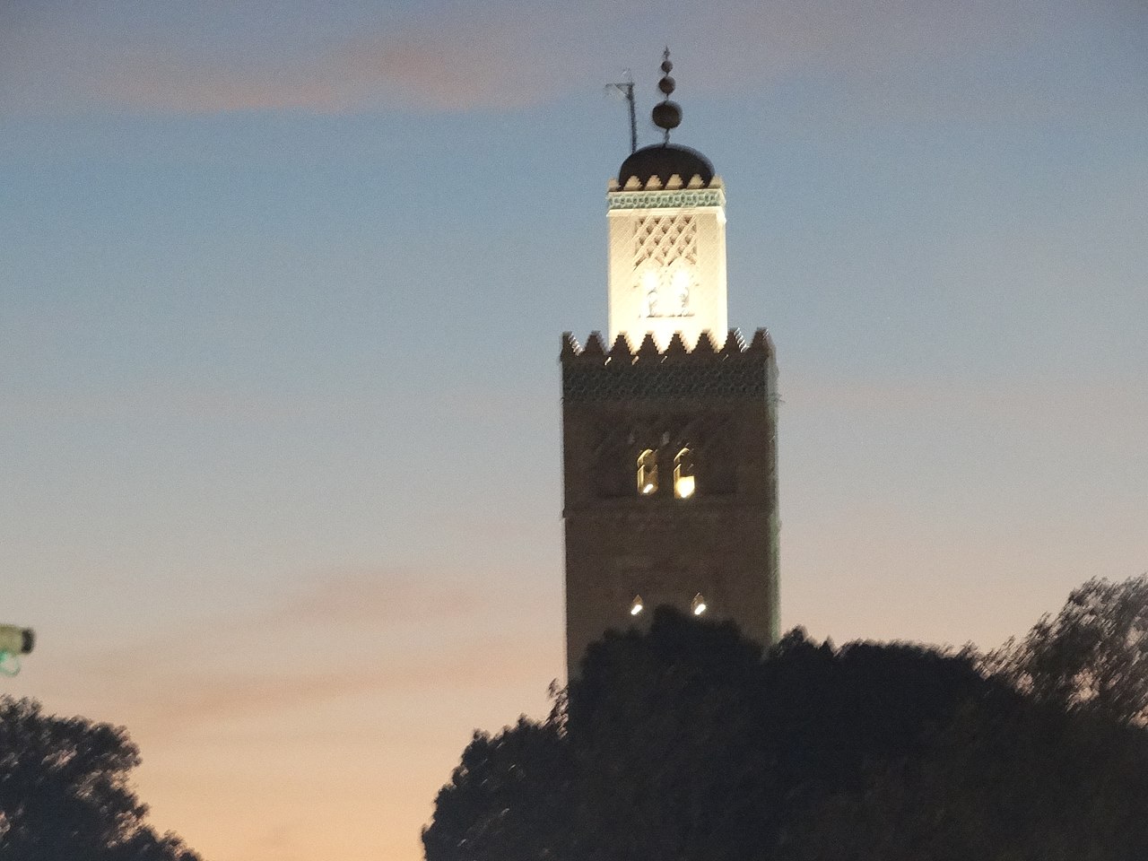 Le minaret de la Koutoubia illuminé à la tombée de la nuit