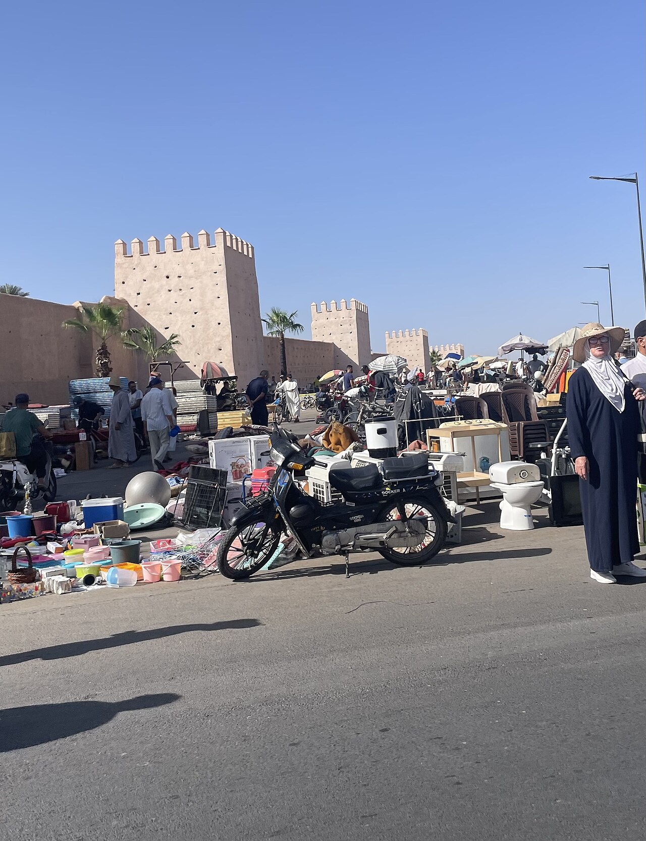 Le marché aux puces au pied des remparts, près de Bab el-Khemis