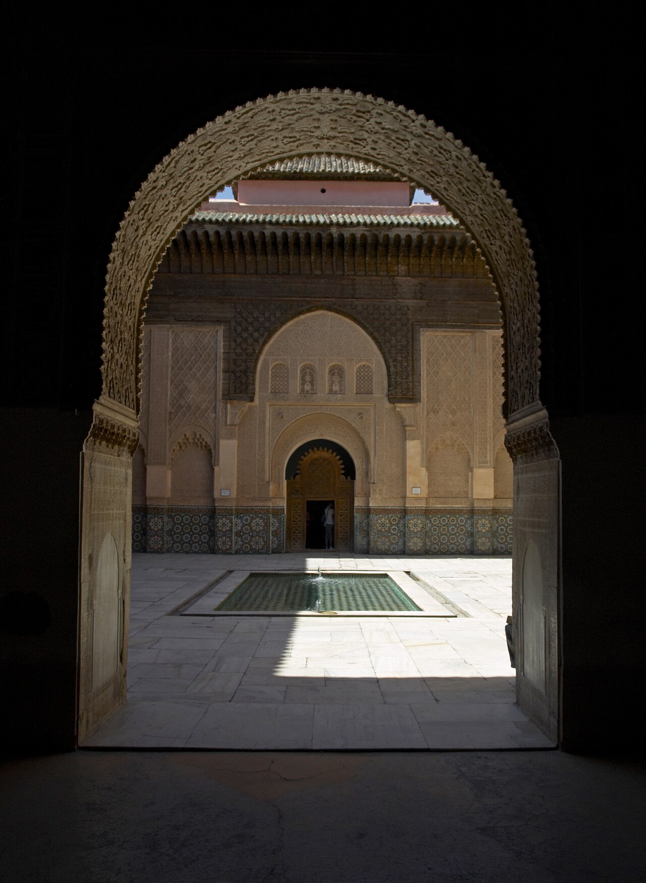 Cour de la medersa Ben Youssef vue depuis une arcade
