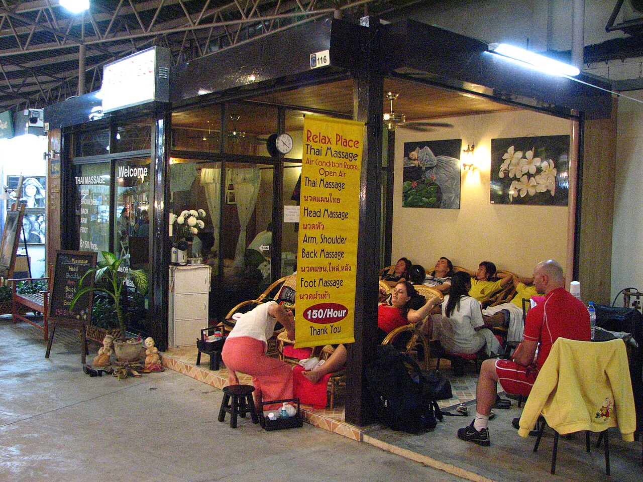 Salon de massage des pieds ouvert sur la rue en Thaïlande, avec ses prix affichés