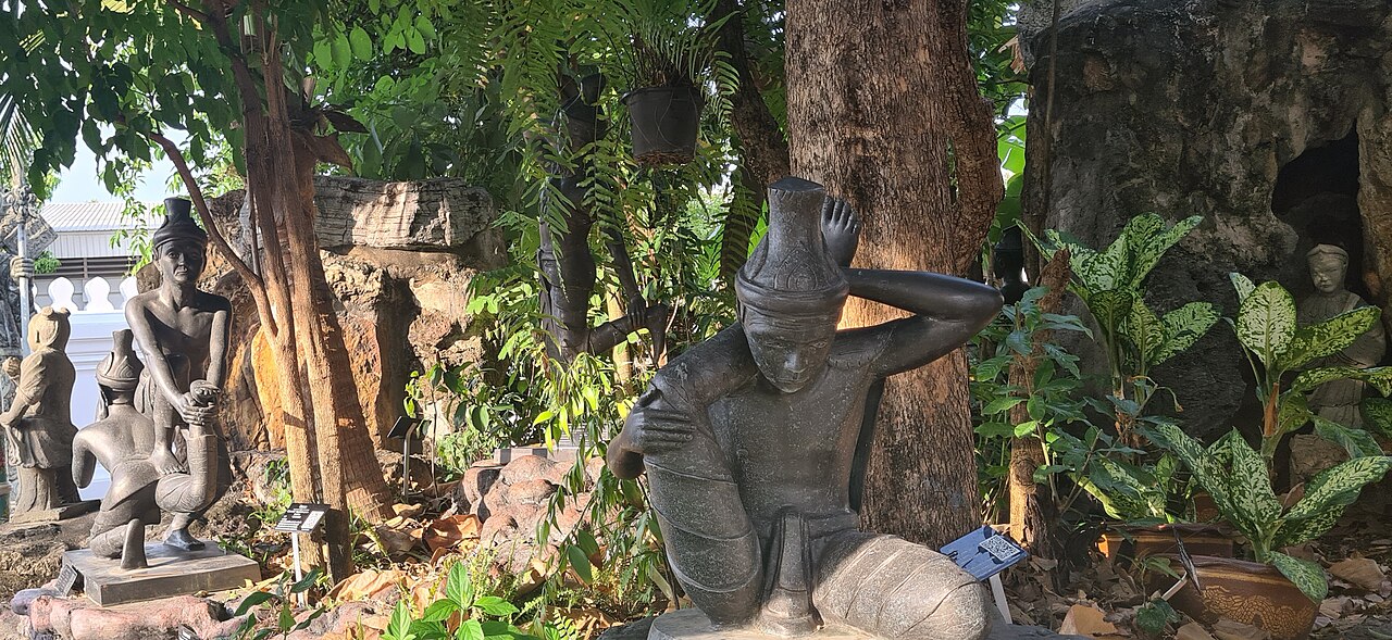Statues d'ermites illustrant des postures d'étirement dans le jardin de rocailles du Wat Pho