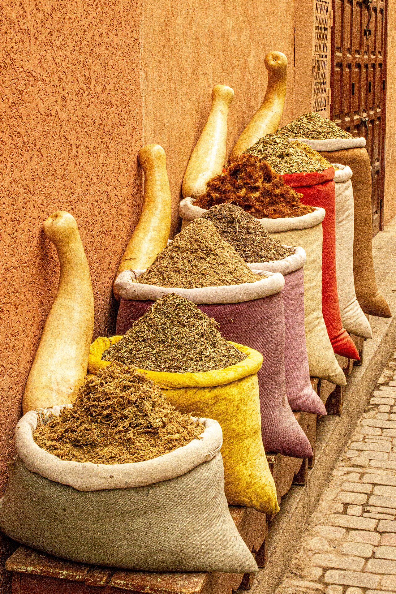 Sacs d'épices et d'herbes séchées devant une boutique de la médina