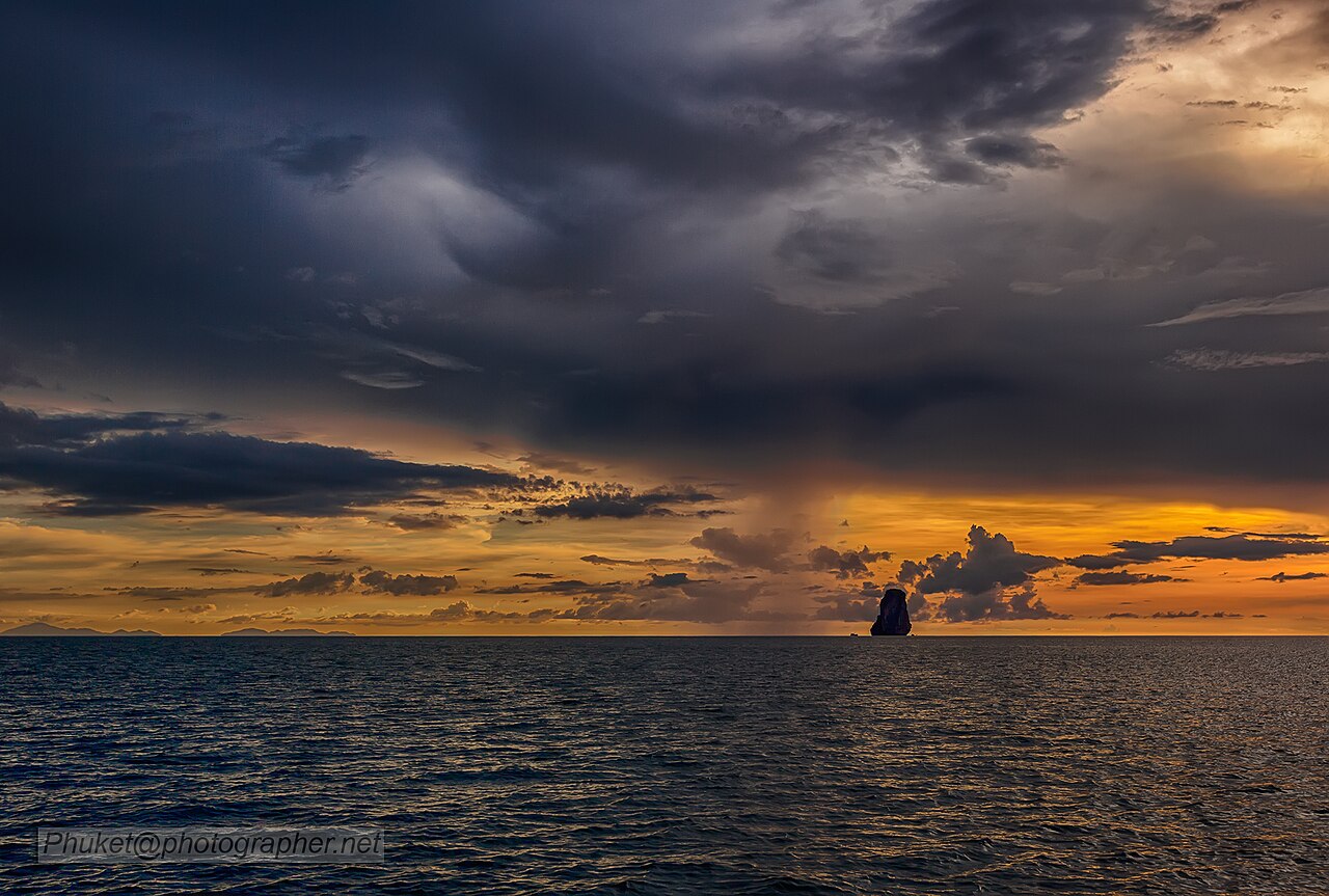 Coucher de soleil sous la pluie sur la mer d'Andaman