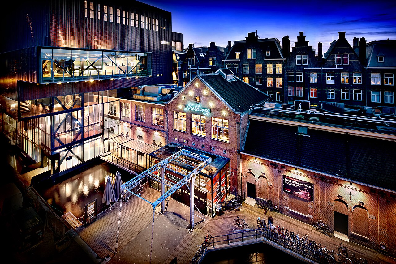 Le Melkweg et sa salle Rabozaal de nuit