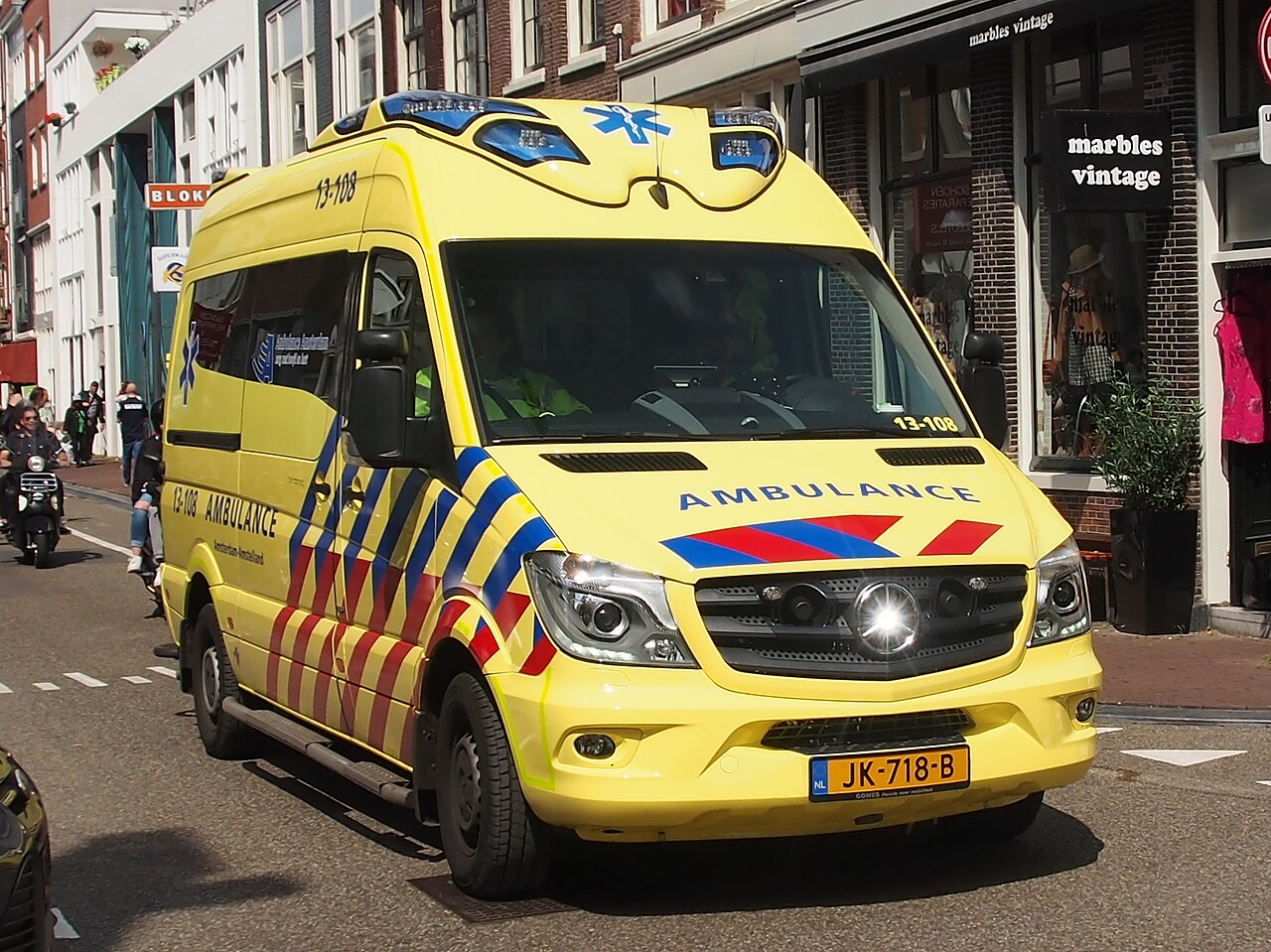Ambulance jaune des secours néerlandais dans une rue d'Amsterdam
