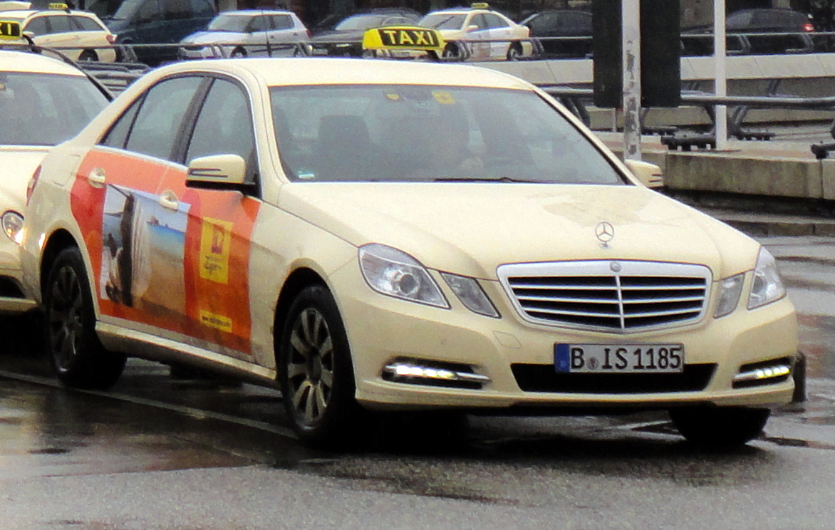 Taxi berlinois de couleur crème