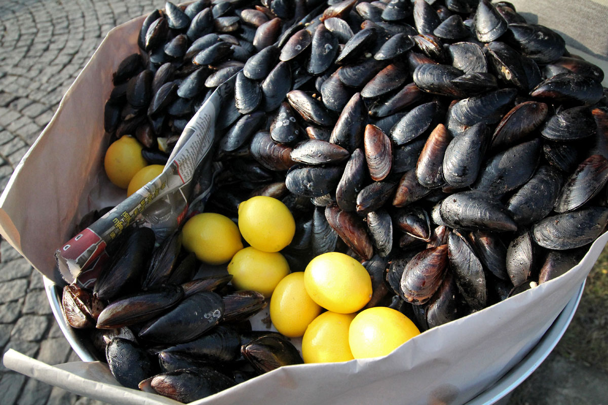 Moules farcies et citrons sur l'étal d'un vendeur de rue
