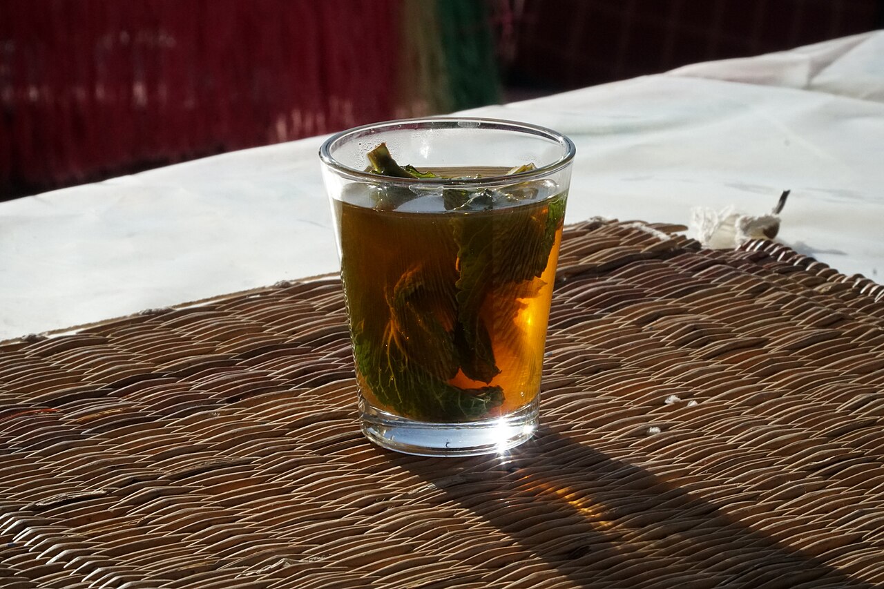 Verre de thé à la menthe sur une terrasse de Marrakech