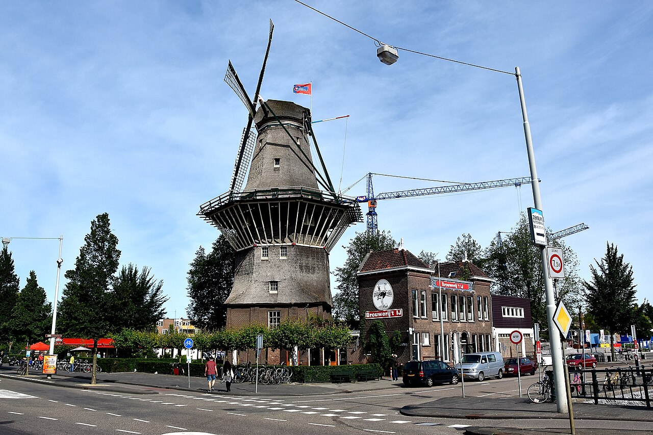 Molen De Gooyer en het voormalige badhuis van Brouwerij 't IJ