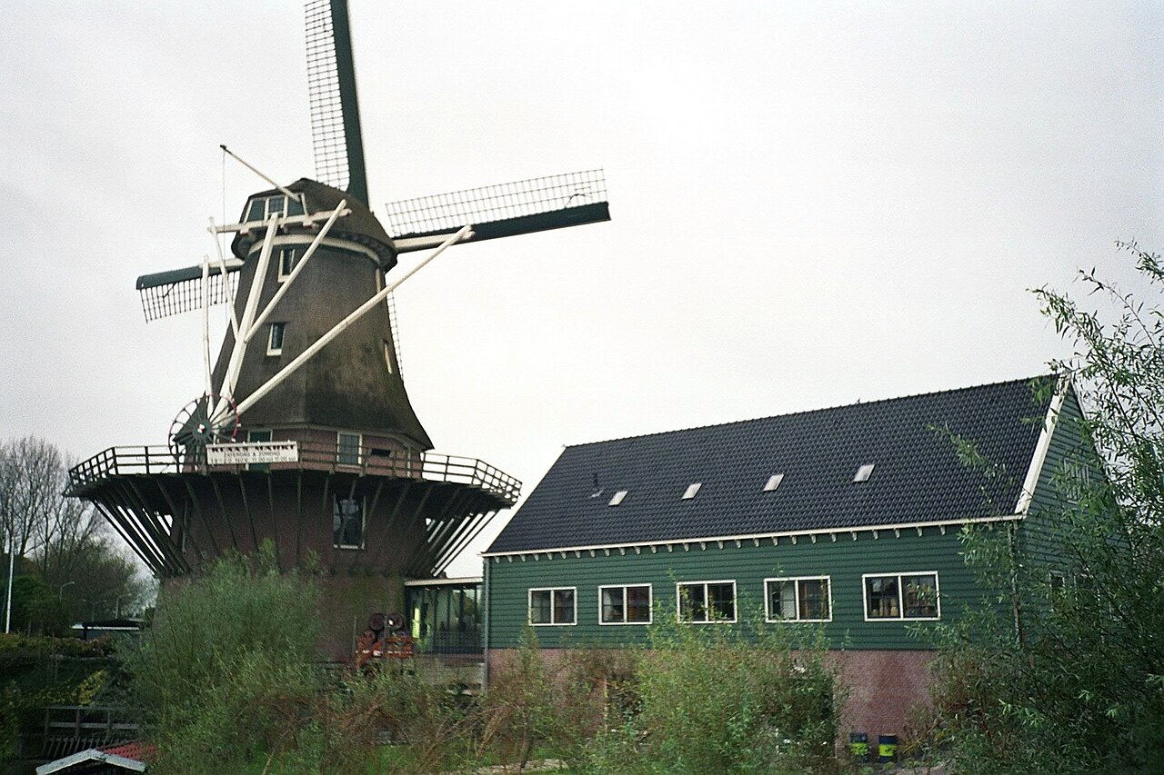 De Molen van Sloten en het bezoekersgebouw aan het water