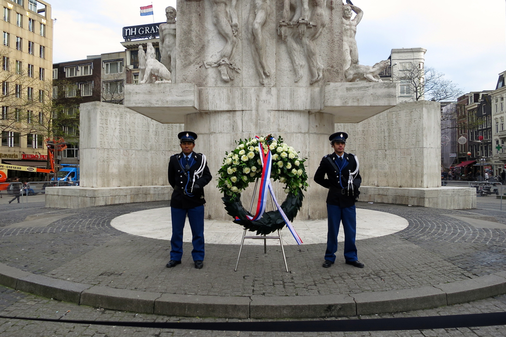 Een krans in de Nederlandse kleuren aan de voet van het Nationaal Monument op de Dam