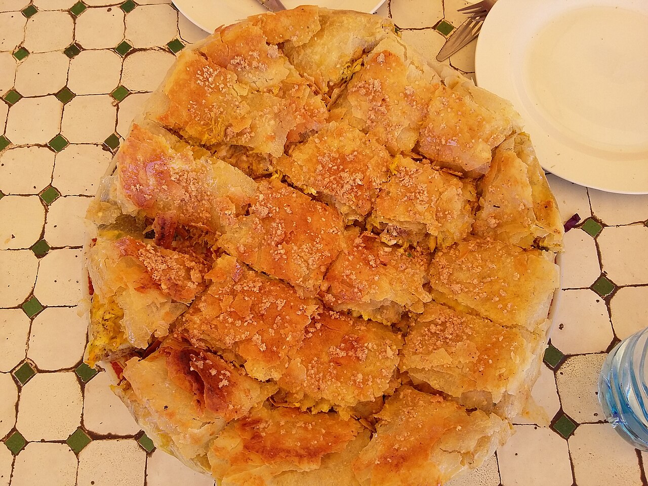 Pastilla au poulet saupoudrée de sucre et de cannelle