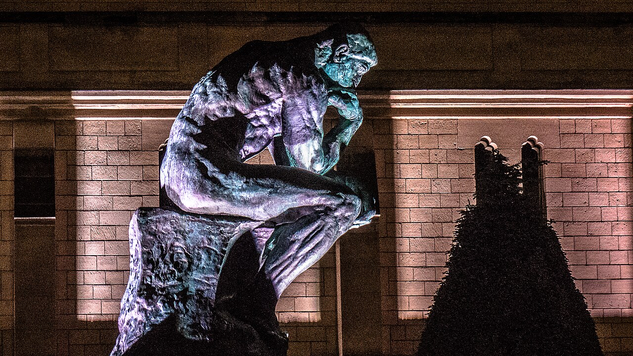 Il Pensatore di Rodin illuminato durante una Nuit européenne des musées