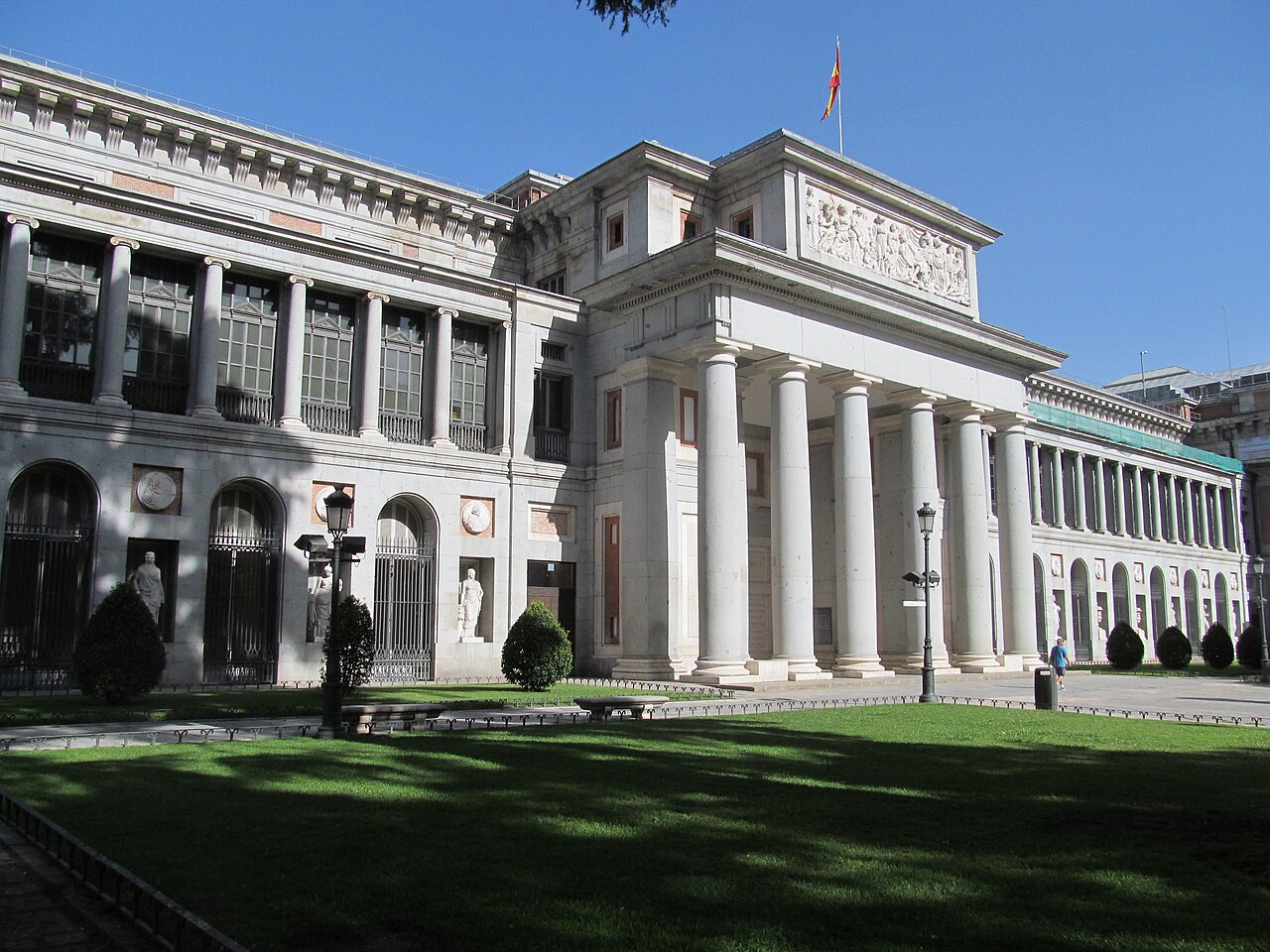 Fachada del Museo del Prado por el lado de Velázquez