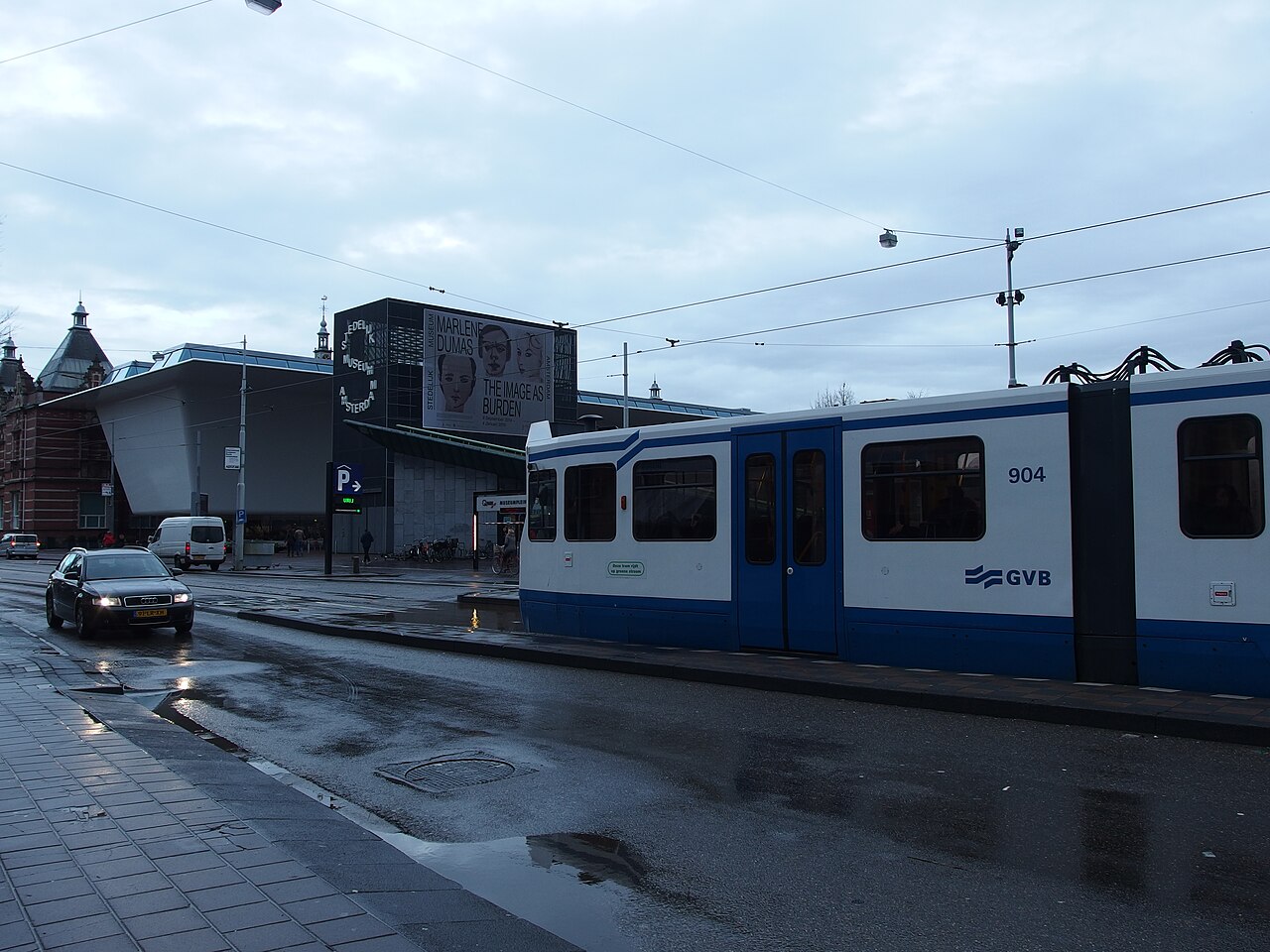 Un tram GVB devant le Stedelijk Museum, sur le Museumplein