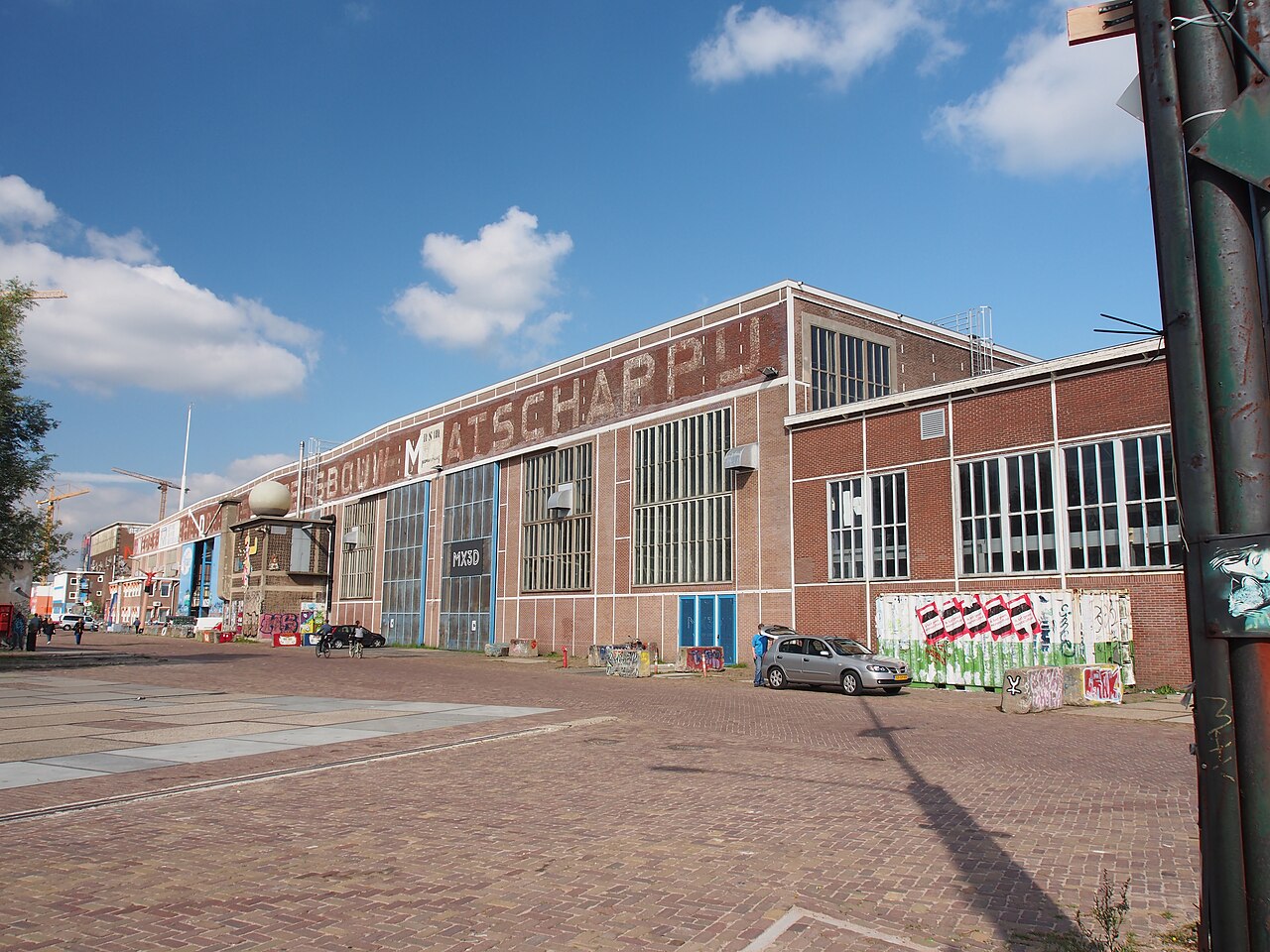 IJ-Hallen Amsterdam: data, openingstijden en prijzen van de grote vlooienmarkt op NDSM
