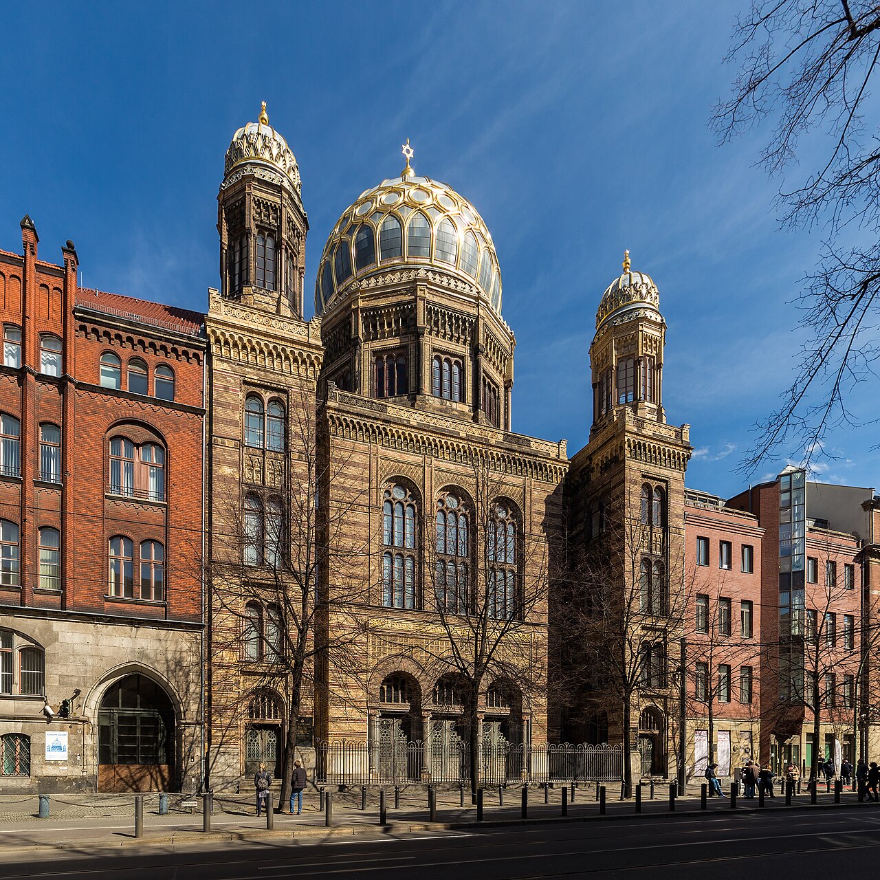 Die Fassade und die goldene Kuppel der Neuen Synagoge in der Oranienburger Straße
