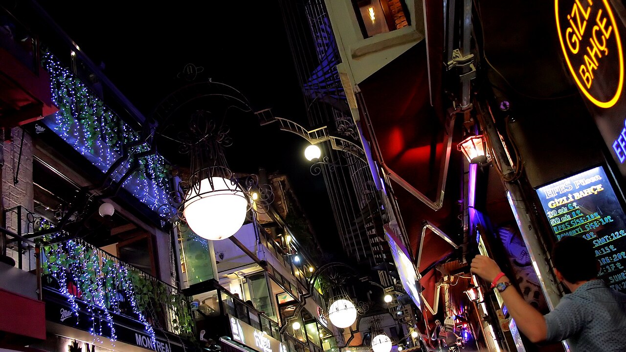 La rue Nevizade et ses meyhane le soir, à Beyoğlu