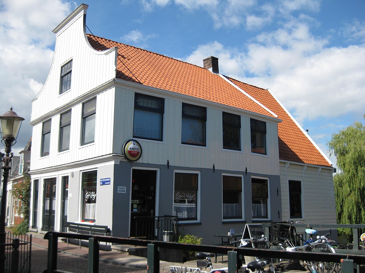Traditioneel houten huis aan de Nieuwendammerdijk