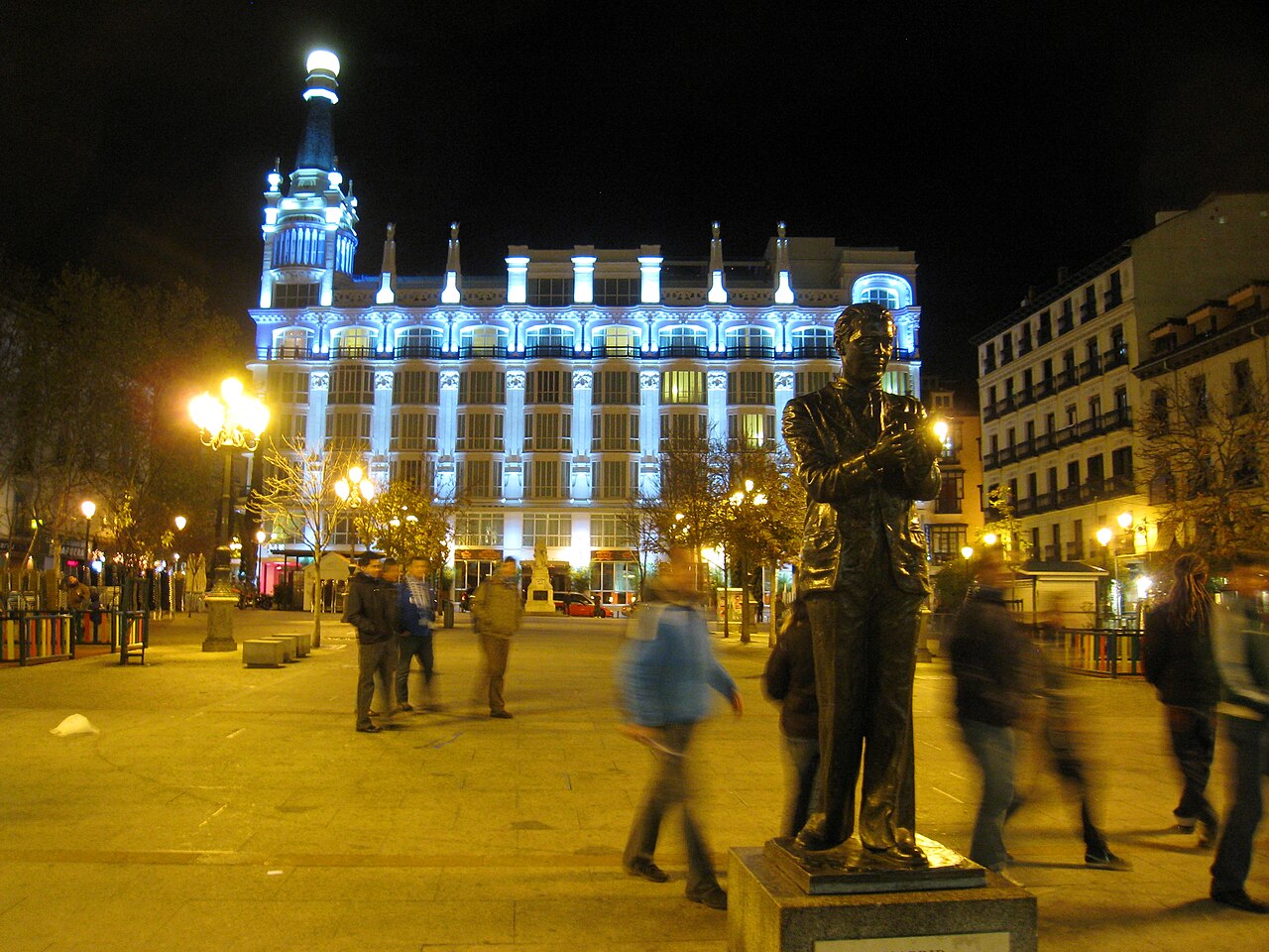 La plaza de Santa Ana illuminée le soir, avec l'hôtel ME Madrid Reina Victoria