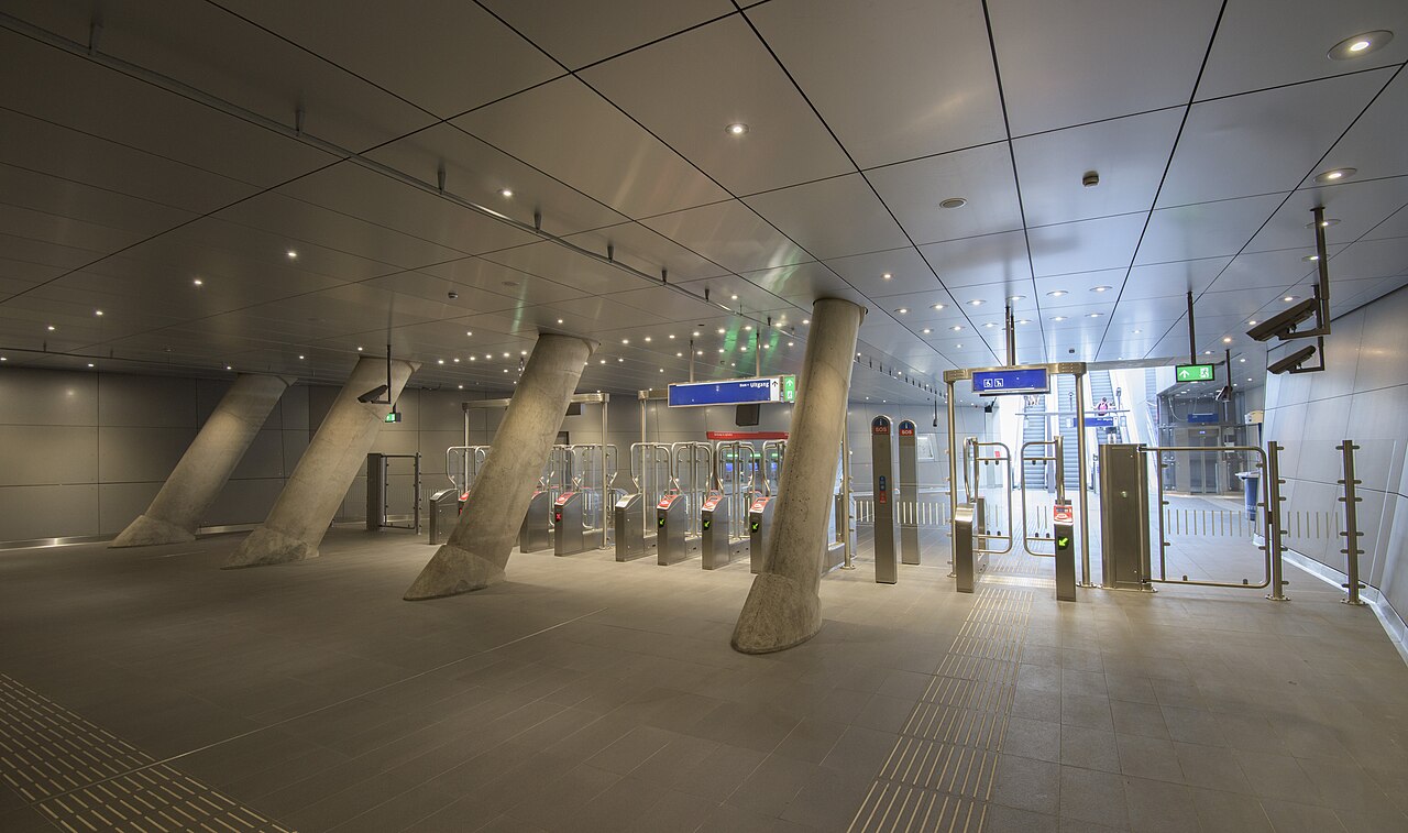 Hall de la station de métro Rokin sur la ligne 52