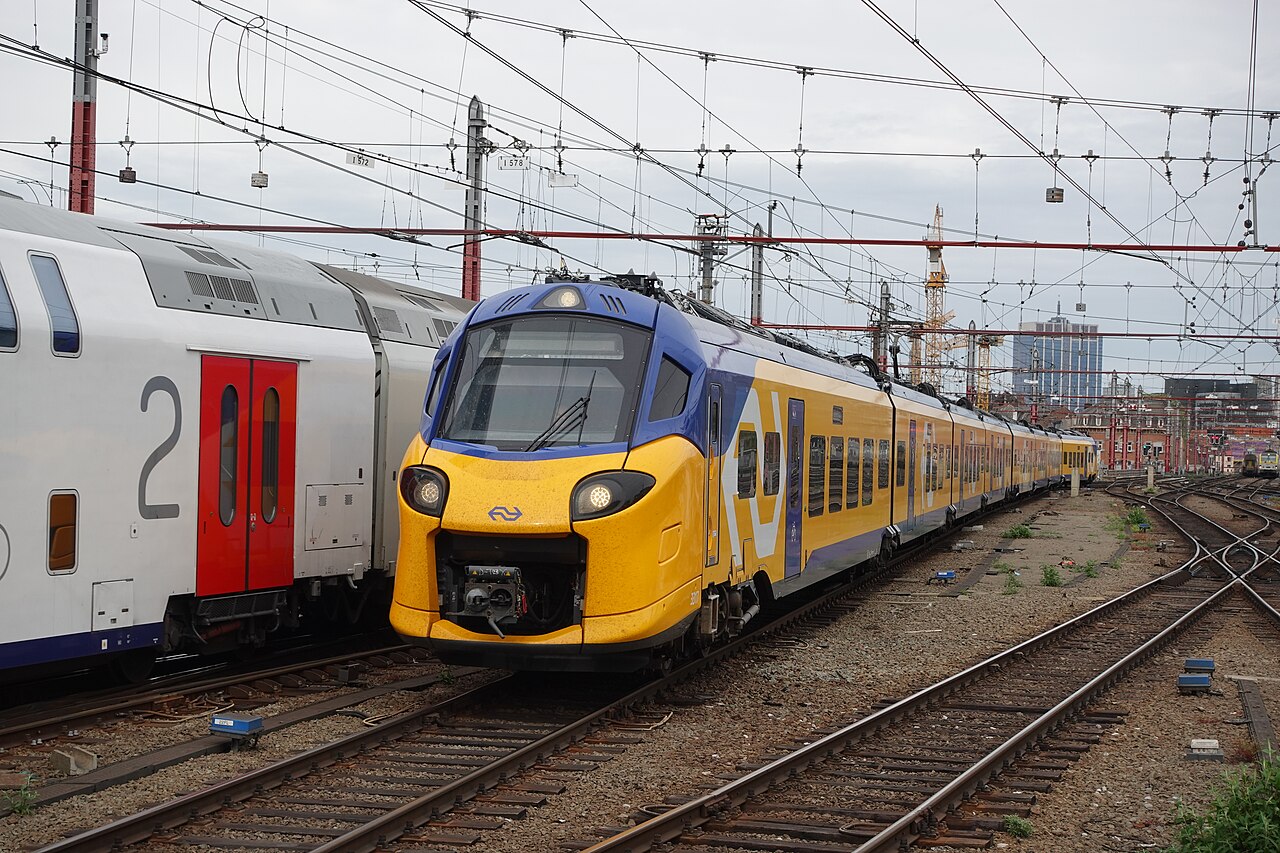 Train Eurocity Direct jaune et bleu des NS en gare de Bruxelles-Midi