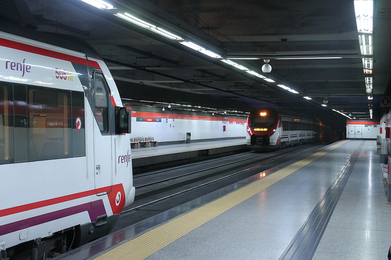 Train de banlieue Cercanías en gare de Nuevos Ministerios