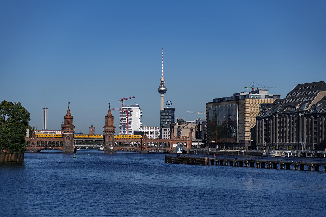 Le pont de l'Oberbaumbrücke sur la Spree, avec la tour de télévision au loin