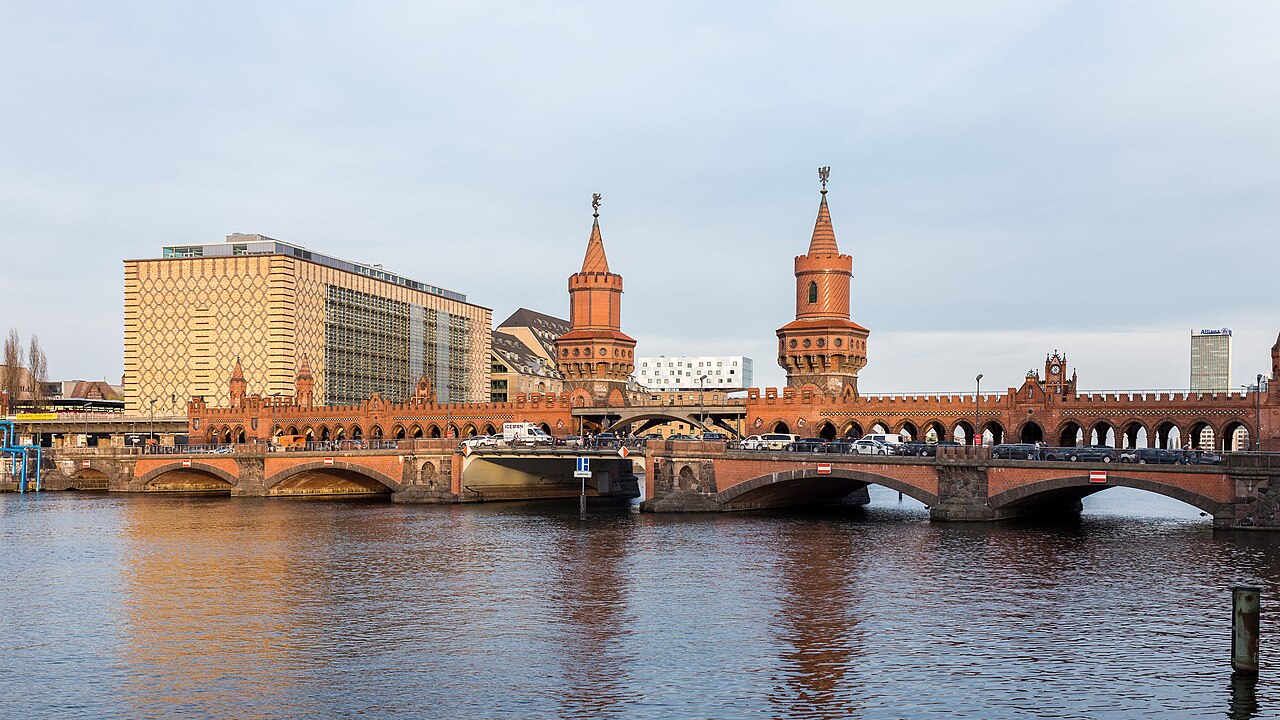 L'Oberbaumbrücke sur la Spree, entre Friedrichshain et Kreuzberg