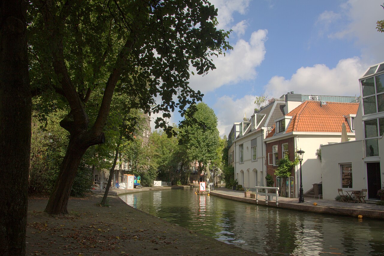 El muelle bajo del Oudegracht, frente a la Twijnstraat aan de Werf