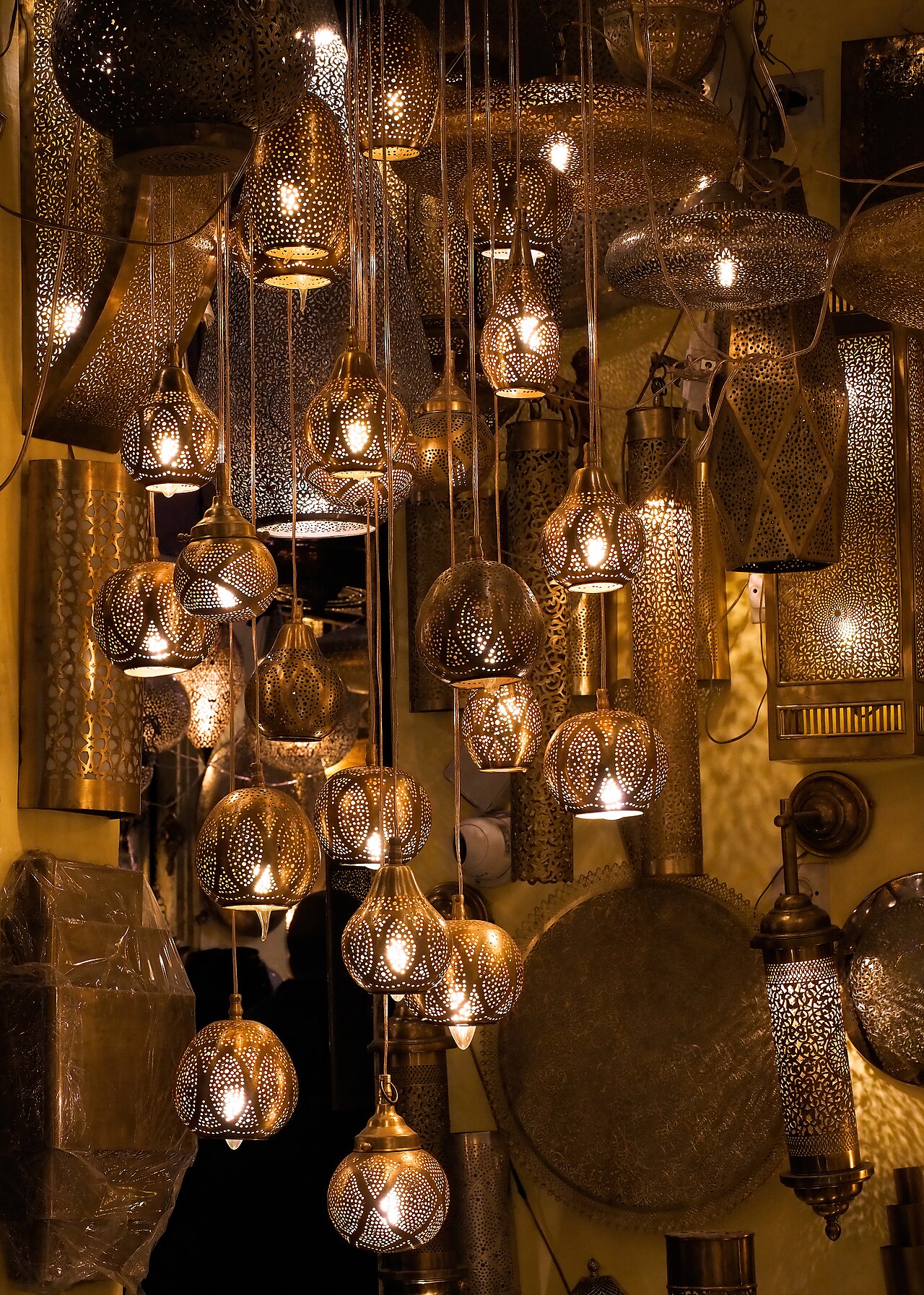 Lanternes en vente dans le souk Haddadine