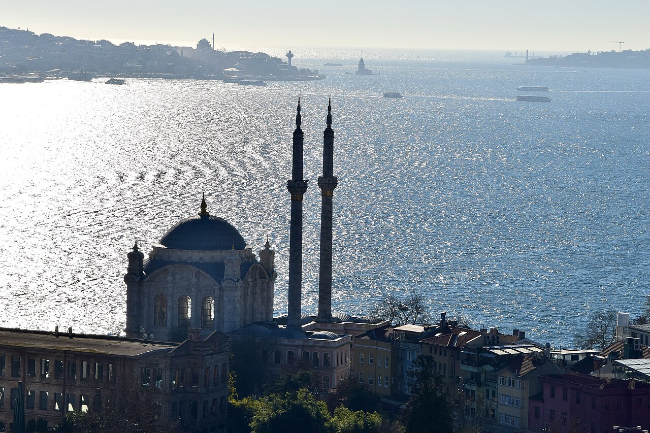 Mosquée d'Ortaköy : la mosquée sous le pont du Bosphore