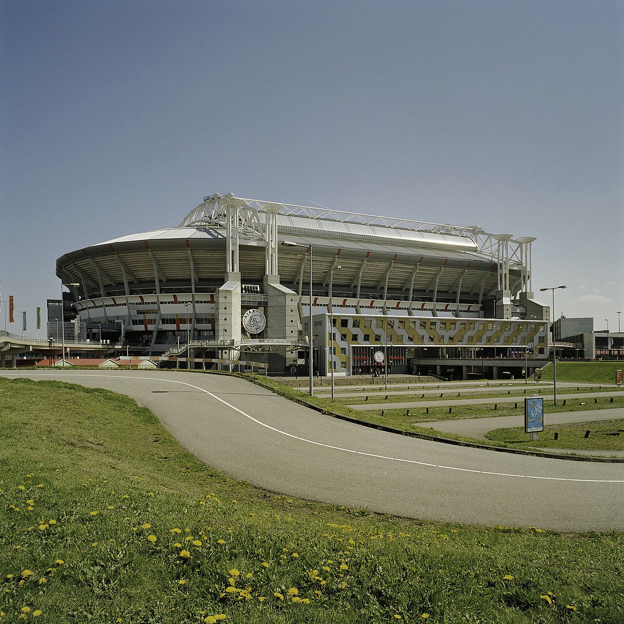 Le stade Johan Cruijff ArenA, et le parking relais aménagé sous ses tribunes