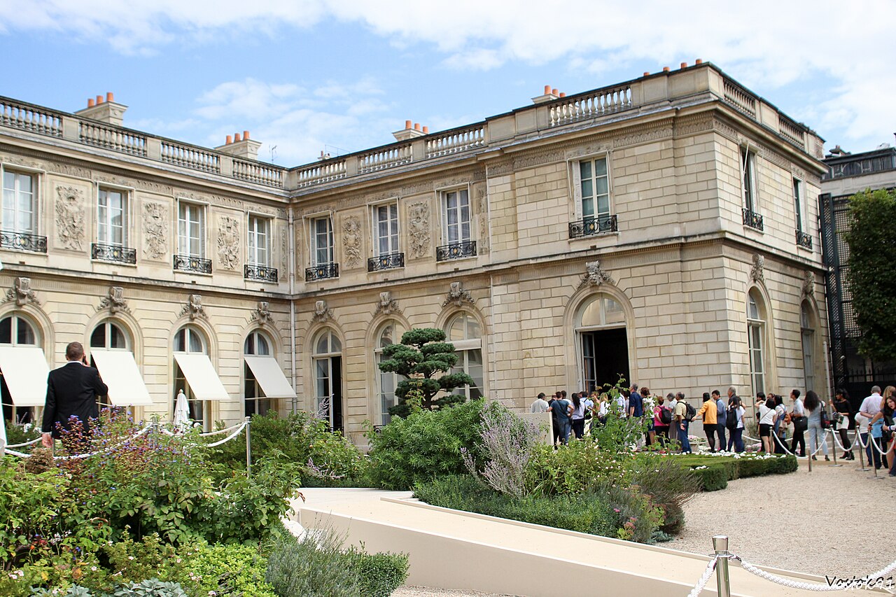 Visitors in the courtyard of the Élysée Palace during the European Heritage Days